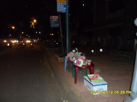 6h26', hàng hoa của một SV vẫn im lìm...