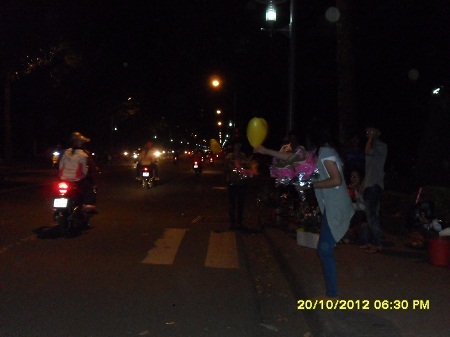 Nhiều SV cho biết, nếu bán không hết hoa, nhiều khả năng dịp 20/10 sẽ lỗ nặng.