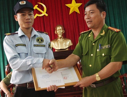 Anh Tùng được cơ quan chức năng thưởng nóng sau hành động cứu người.