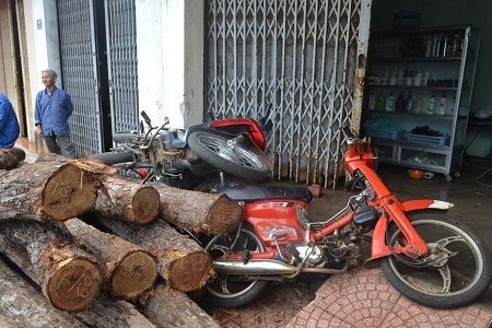 Gỗ đổ ra giữa đường đè lên 3 xe máy.