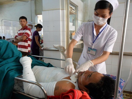 Ông Nguyễn Bá Chúc đang điều trị tại Khoa chấn thương chỉnh hình, Bệnh viện Đa khoa tỉnh Đắk Lắk.