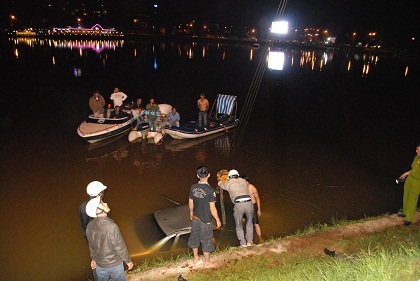 Chiếc xe ô tô được trục vớt sau khi lao xuống hồ Xuân Hương.