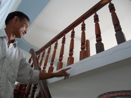 Một trong nhiều vết nứt nẻ tại nhà anh Thịnh.