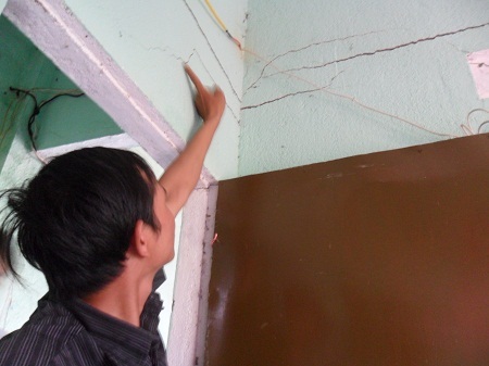 Anh Nguyễn Đình Thịnh (30 tuổi) bức xúc chỉ vào vết nứt trên tường nhà mình.