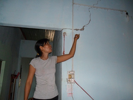 Nguyễn Thị Chính (39 tuổi) lo sợ căn nhà chị sẽ bị đổ sập từ các vết nứt trên tường.