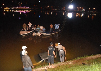 Cơ quan chức năng trục vớt chiếc xe ô tô “làm loạn” trước khi lao xuống hồ Xuân Hương.
