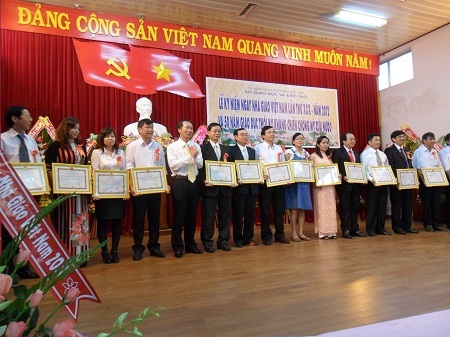 Truy tặng Kỷ niệm chương “Vì sự nghiệp giáo dục” cho 3 nhà giáo Liệt sỹ