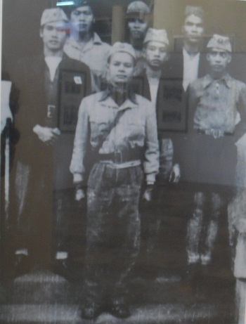 Đồng chí Lê Thiệu Huy (người đứng bậc cuối cùng) và Ban tham mưu bộ đội tình nguyện Việt