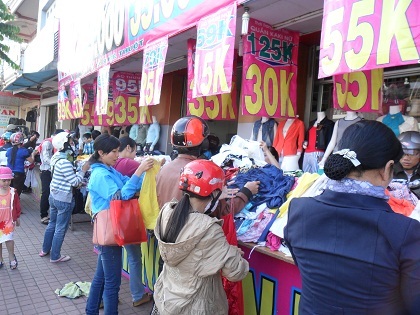 Chen chân mua hàng thời trang “siêu giảm giá”