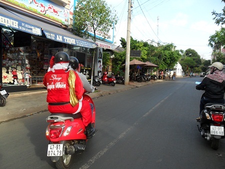 15h30’, một vài ông già Noel đã bắt đầu “đổ bộ” xuống đường phố