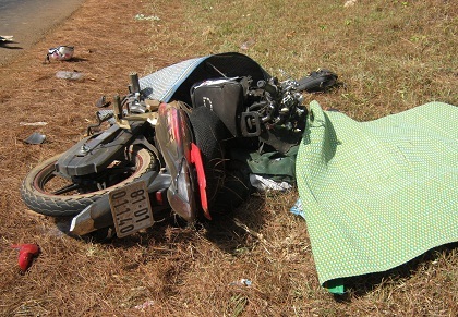 Xe máy hư hỏng nặng sau tai nạn.