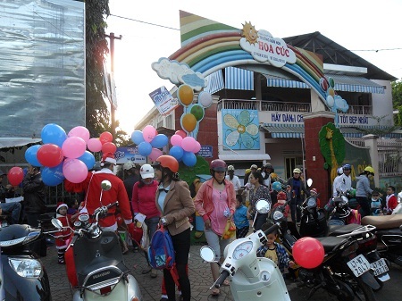 15h30’, một vài ông già Noel đã bắt đầu “đổ bộ” xuống đường phố