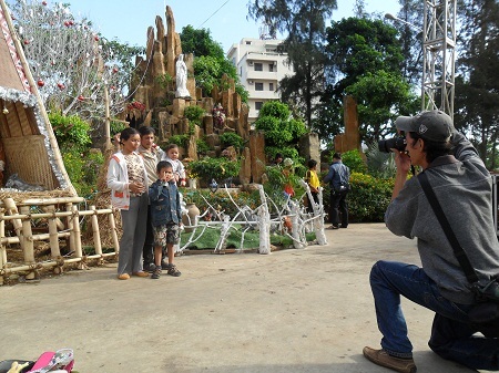 Một gia đình khi đến nhà thơ cũng tranh thủ chụp ảnh làm kỷ niệm.