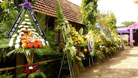 Nhiều vòng hoa của người dân buôn