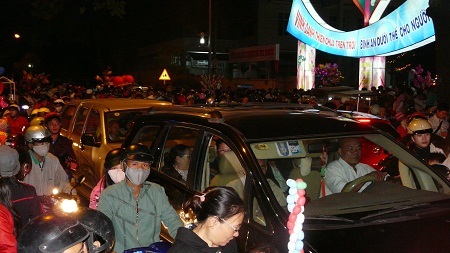 Triệu người đổ ra đường đón Noel, nhiều nơi ùn tắc nghiêm trọng