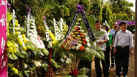 Người dân, các cơ quan, ban ngành đến viếng linh cữu