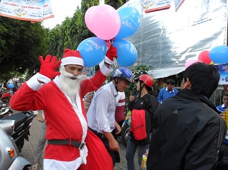 15h30’, một vài ông già Noel đã bắt đầu “đổ bộ” xuống đường phố