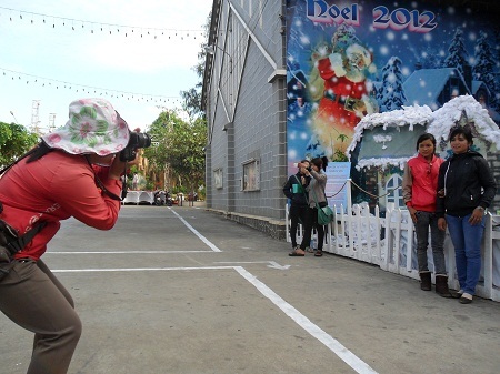 Một nữ “nhiếp ảnh gia” đang tất bật chụp ảnh trước giờ “G”.