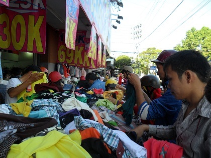Hàng thời trang “siêu rẻ” cũng thu hút nhiều nam thanh niên.