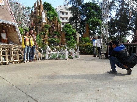 Hai bạn trẻ chụp ảnh làm kỷ niệm khi đi chơi Noel.