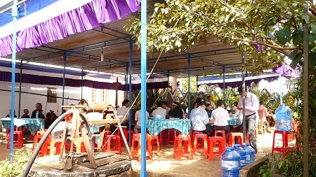 Lễ tang của cụ Amah - rin được cử hành theo phong tục truyền thống của người đồng bào Ê-đê.