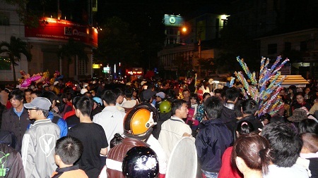 Trong dòng người chen chúc đông nhất vẫn là giới trẻ.