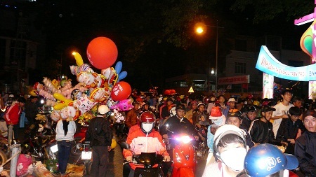 Dòng người trước nhà thờ Chính Tòa (Ảnh: Viết Hảo).