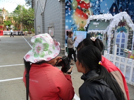 Cho khách xem ảnh.