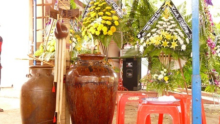 Rượu cần được trưng ở lễ tang