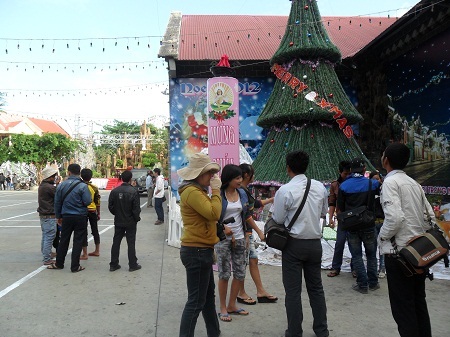 Cho khách xem ảnh.