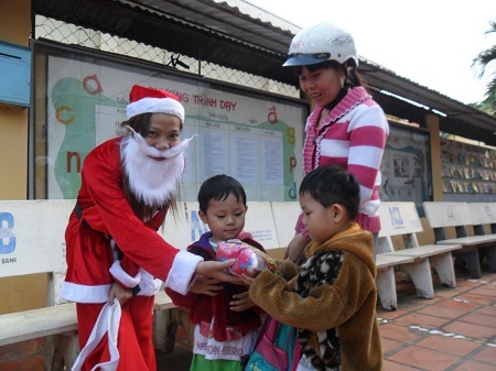 Các em nhỏ cười tươi như hoa sau khi nhận quà từ ông già Noel.