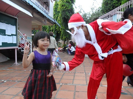 Các em nhỏ cười tươi như hoa sau khi nhận quà từ ông già Noel.