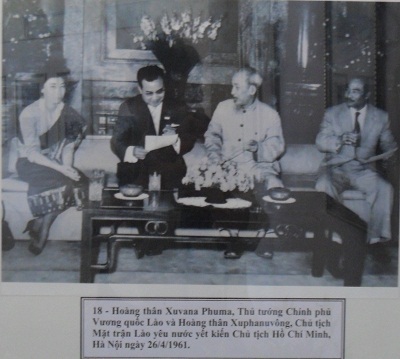 Đồng chí Cayxỏn Phômvihản và cán bộ Đoàn 80 Quân tình nguyện Việt