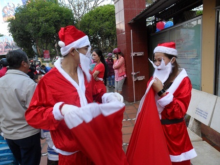 2 ông già Noel đã hết sạch túi quà!