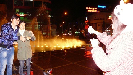 Bạn trẻ nô nức chụp hình trước thềm năm mới.