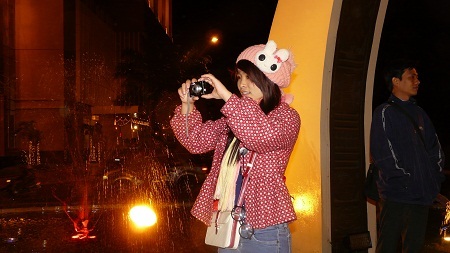 Bạn trẻ nô nức chụp hình trước thềm năm mới.