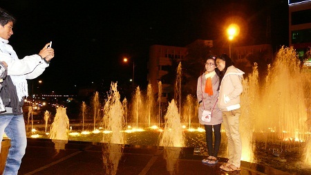 vui tươi chờ đợi khoảnh khắc năm mới 2013.