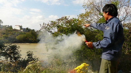 Anh Lê Văn Hiệu chỉ tay về hiện trường vụ thảm nạn kinh hoàng khiến 34 ngươi tử vong.
