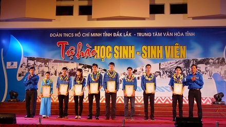 Đắk Lắk: Trao 30 suất học bổng cho HS, SV nghèo