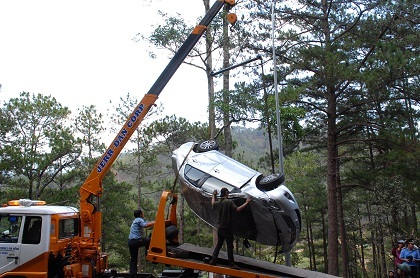 Lực lượng chức năng giải cứu chiếc xe khỏi vực sâu.