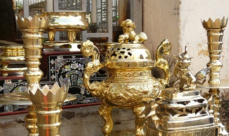 Những bộ lư đồng cần sự tỉ mỉ, khéo léo của người thợ.