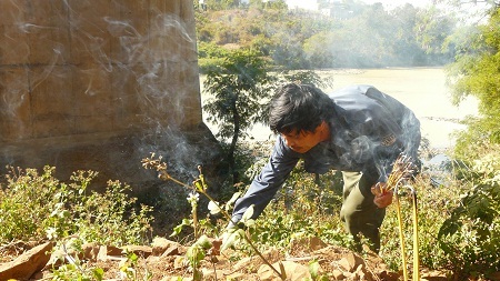 Thắp hương cho các nạn nhân xấu số.