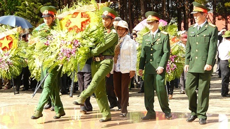 Các em học sinh dâng hoa lên các liệt sĩ.