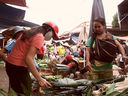 Nhiều gia đình không gói bánh được thì mua bánh chưng, bánh tét... ở chợ.