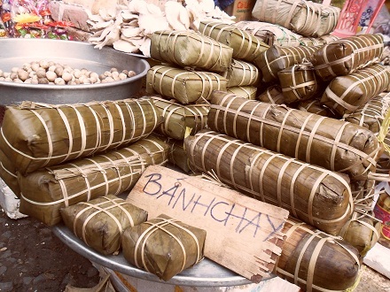 Nhiều gia đình không gói bánh được thì mua bánh chưng, bánh tét... ở chợ.
