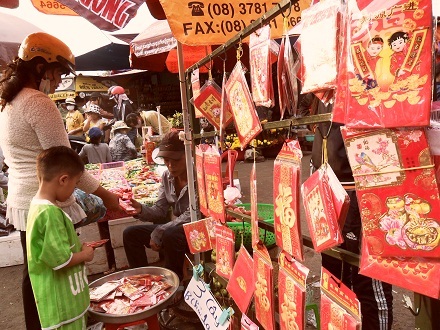 Mua phong bao lì xì.. để mừng tuổi vào ngày đầu năm mới.