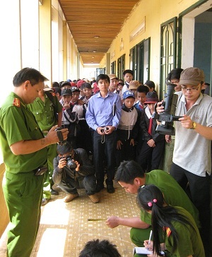 Cơ quan công an khám nghiệm hiện trường vụ việc.