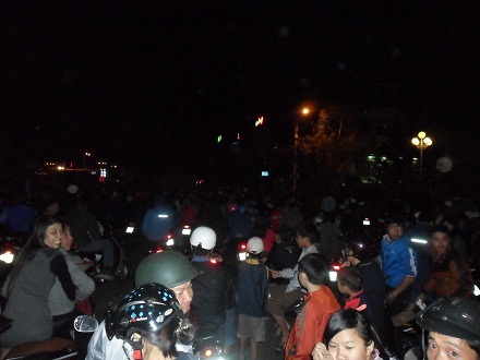 Tắc nghẽn các con đường dẫn về Quảng trường 10/3 xem pháo hoa.