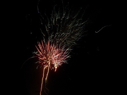 Màn bắn pháo hoa tại Quảng trường 10/3 - TP. Buôn Ma Thuột kéo dài 15' đến 22h45'.