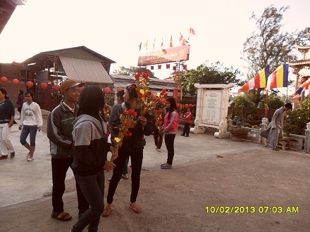 Lên chùa mua lộc cầu may...